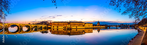 Panoramique de la Garonne à Toulouse au cocher du soleil en Haute-Garonne, en Occitanie, France