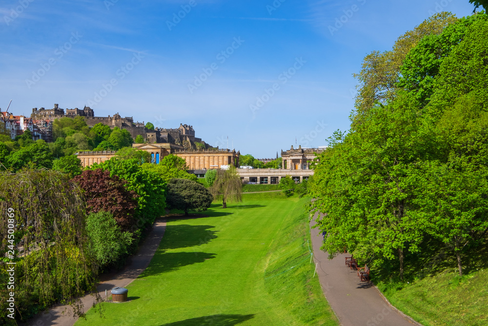 West Princes Street Gardens mit der Burg von Edinbuzrgh/Schottland im Hintergrund