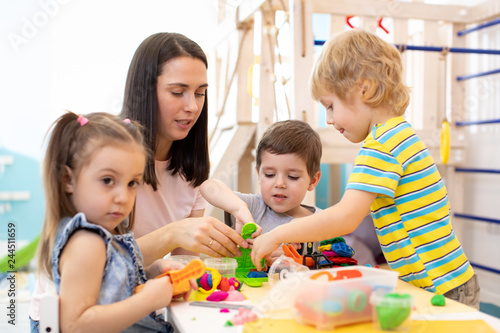 Educator teaches children h...