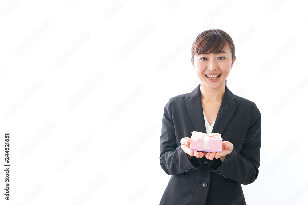 プレゼントを渡す女性