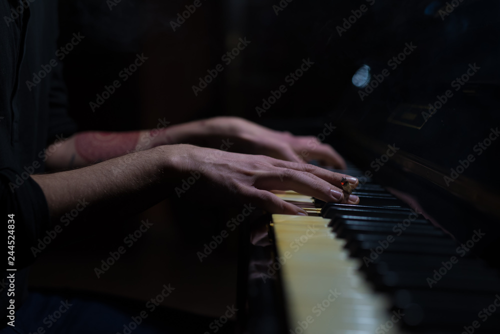 Obraz premium hands on the piano keyboard