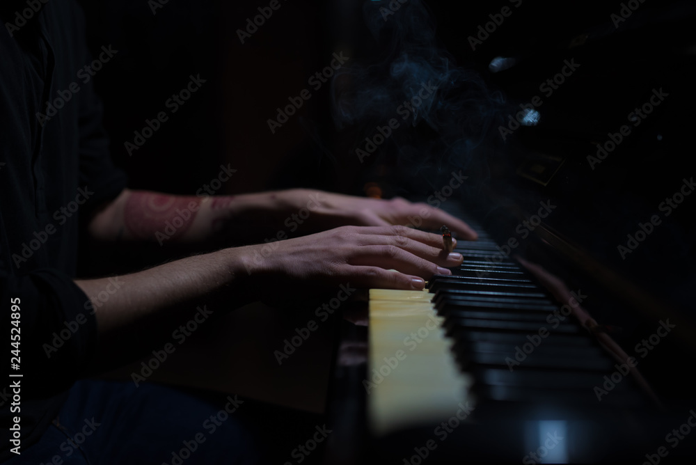 hands piano e cigarette