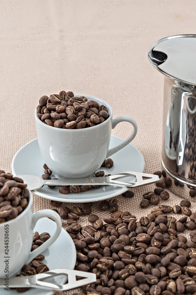 caffè in chicchi con caffettiera e tazze bianche Stock Photo