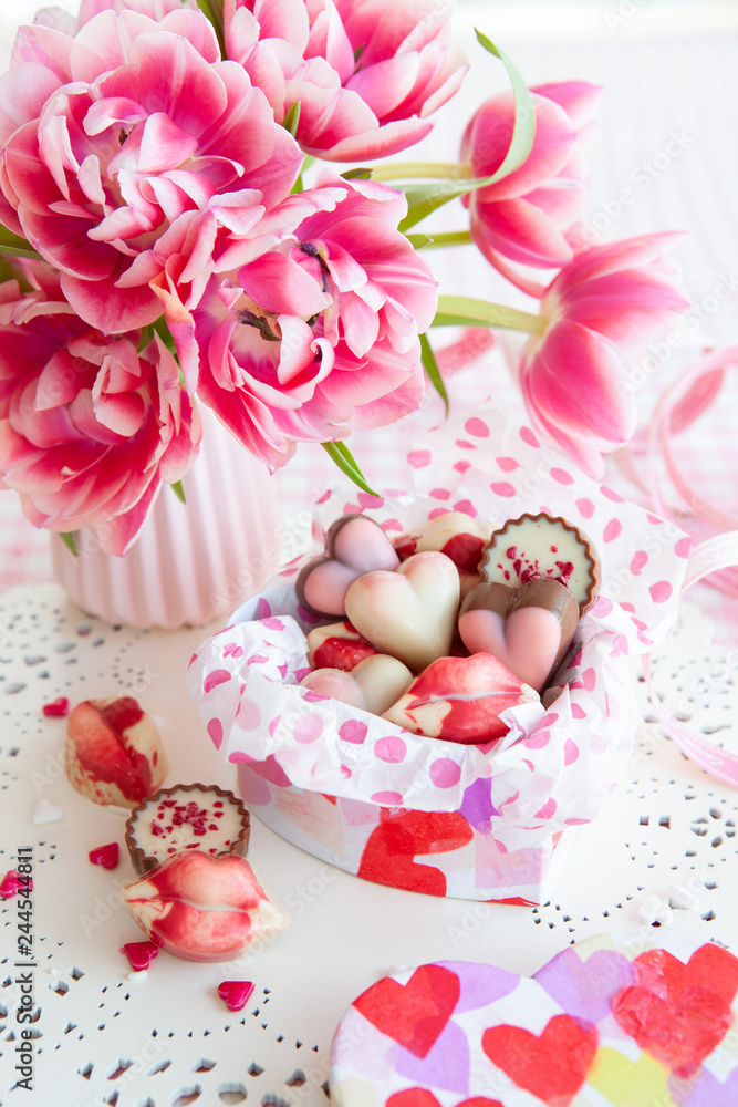 Suesse Pralinen und frische Tulpen Suesse Pralinen und frische Tulpen