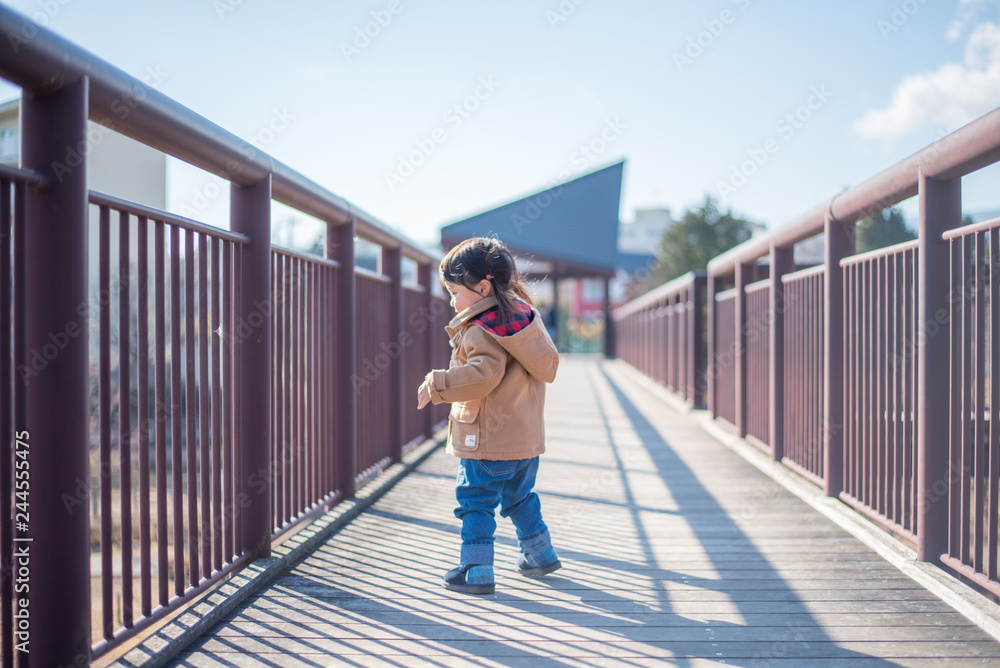 歩道橋を渡る子供 歩道橋を渡る子供