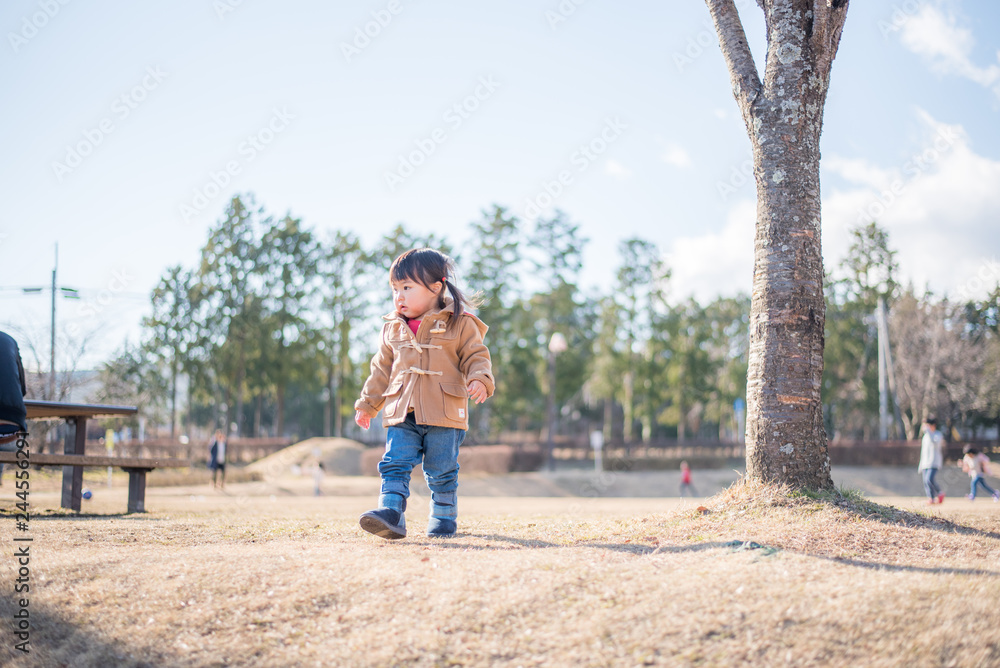 公園で遊ぶ子供 公園で遊ぶ子供