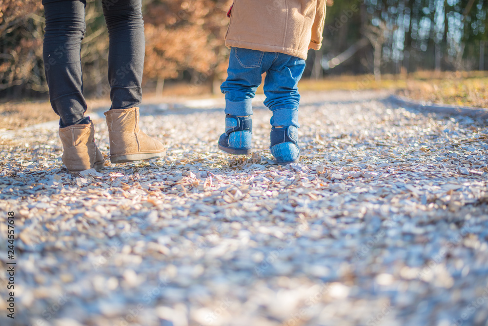 散歩するママと子供 散歩するママと子供