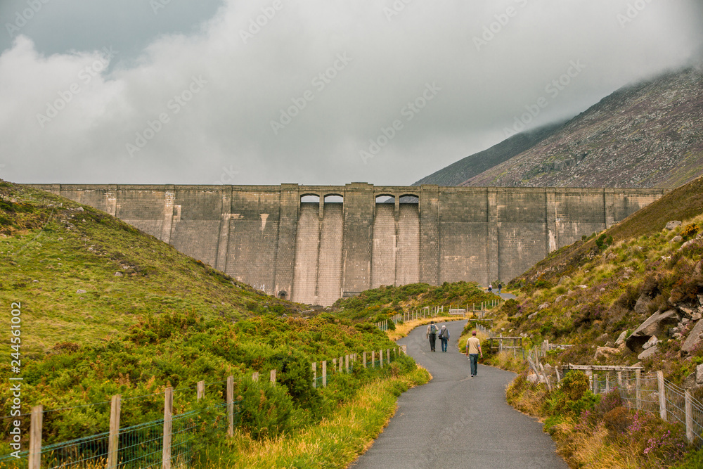 Naklejka premium Hikers Approaching Ben Crom Dam