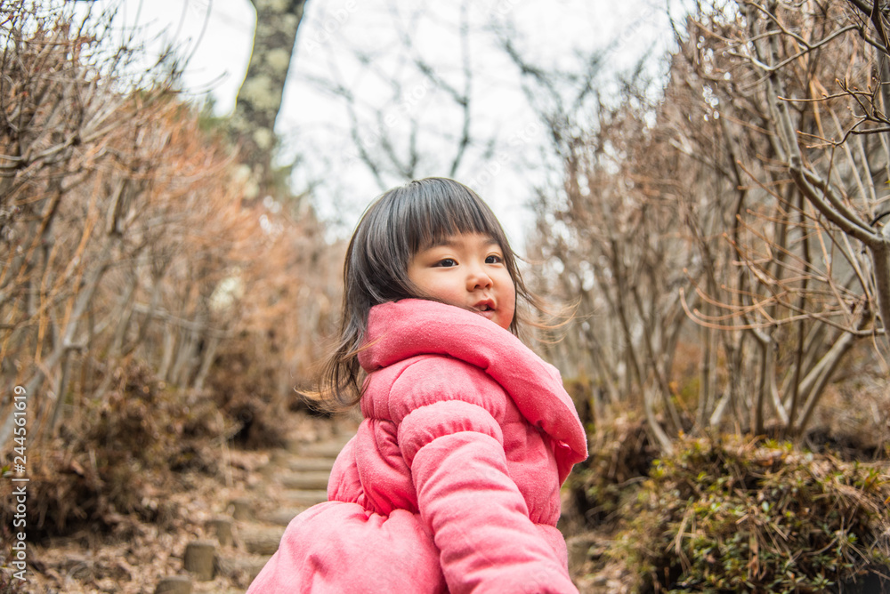 子供の後ろ姿 子供の後ろ姿