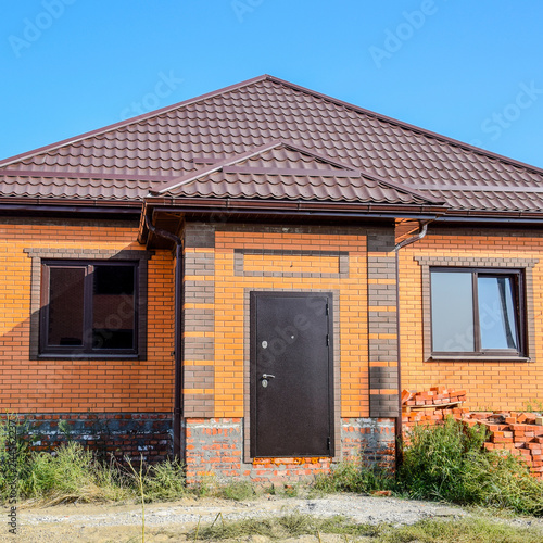 The house with plastic windows and a roof of corrugated sheet. R © eleonimages