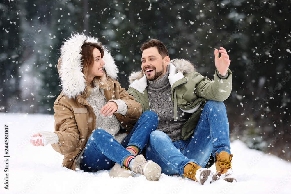 Obraz premium Couple spending time outdoors on snowy day. Winter vacation