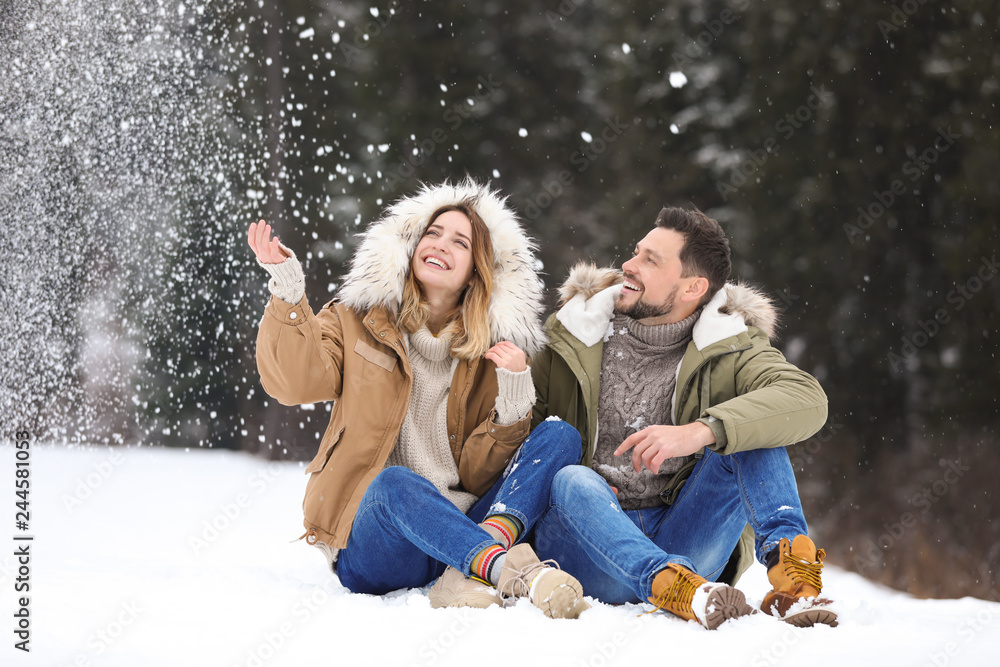 Obraz premium Couple spending time outdoors on snowy day. Winter vacation