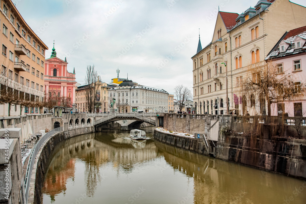 Ljubljana Stadtzentrum in Slovenion mit Fluss und zur Winterzeit Ljubljana Stadtzentrum in Slovenion mit Fluss und zur Winterzeit