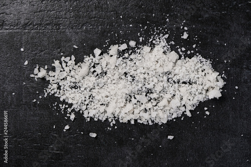Obraz na płótnie Sea flake salt on black background top view