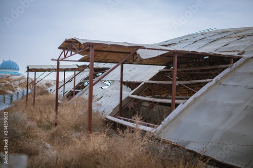 old abandoned tent © Artem Orlyanskiy