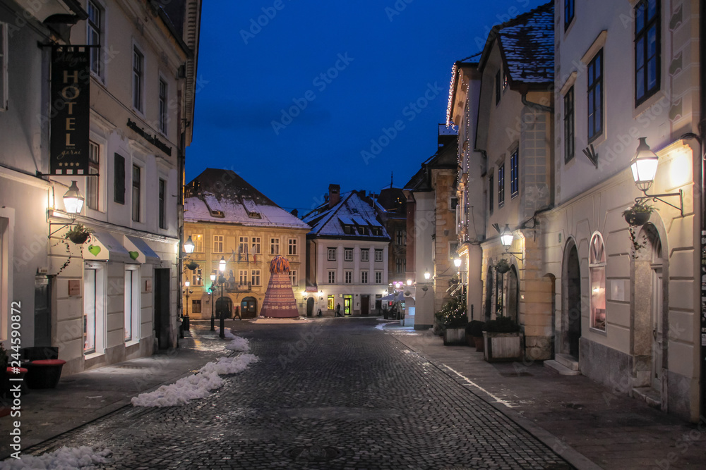 Strasse in Ljubljana in Slovenien bei Nacht bei winterlichem Wetter