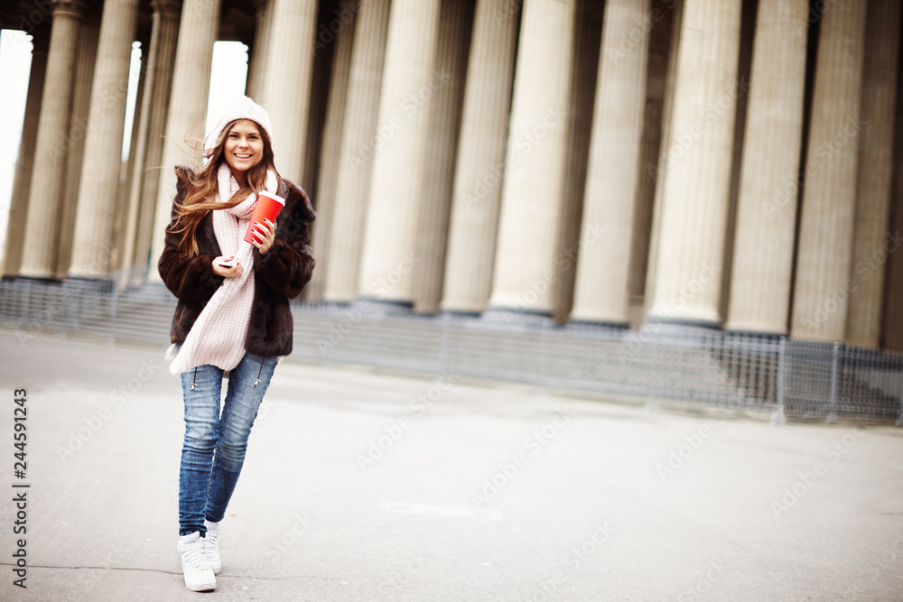 Obraz premium Brunette girl posing for photo in city streets with Christmas mood