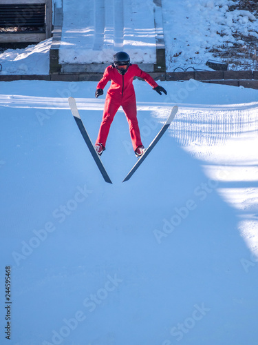 Foto Young people are doing ski jump