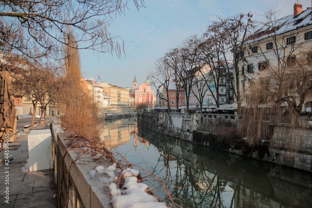 Ljubljana Stadt und Fluss im Winter