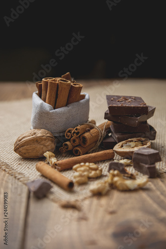 Trozos de chocolate y trozos de nueces