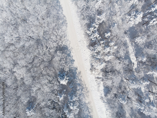 vereiste Straße von oben im Winter, Luftbild, aerial Drohne