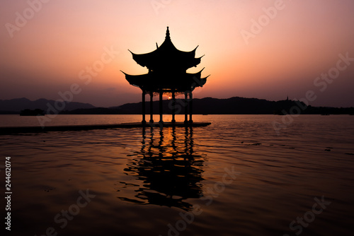Couché de soleil rosé sur belvédère chinois