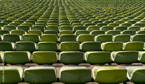 Grüne Sitz schalen in einem Fußballstadion