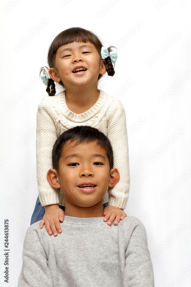 9歳と4歳の兄妹 9歳と4歳の兄妹