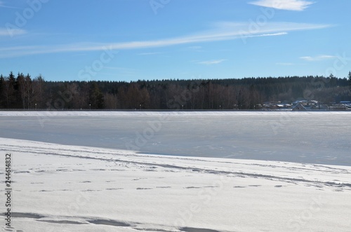 Winterlandschaft am vereisten See sonnig - Wintersport