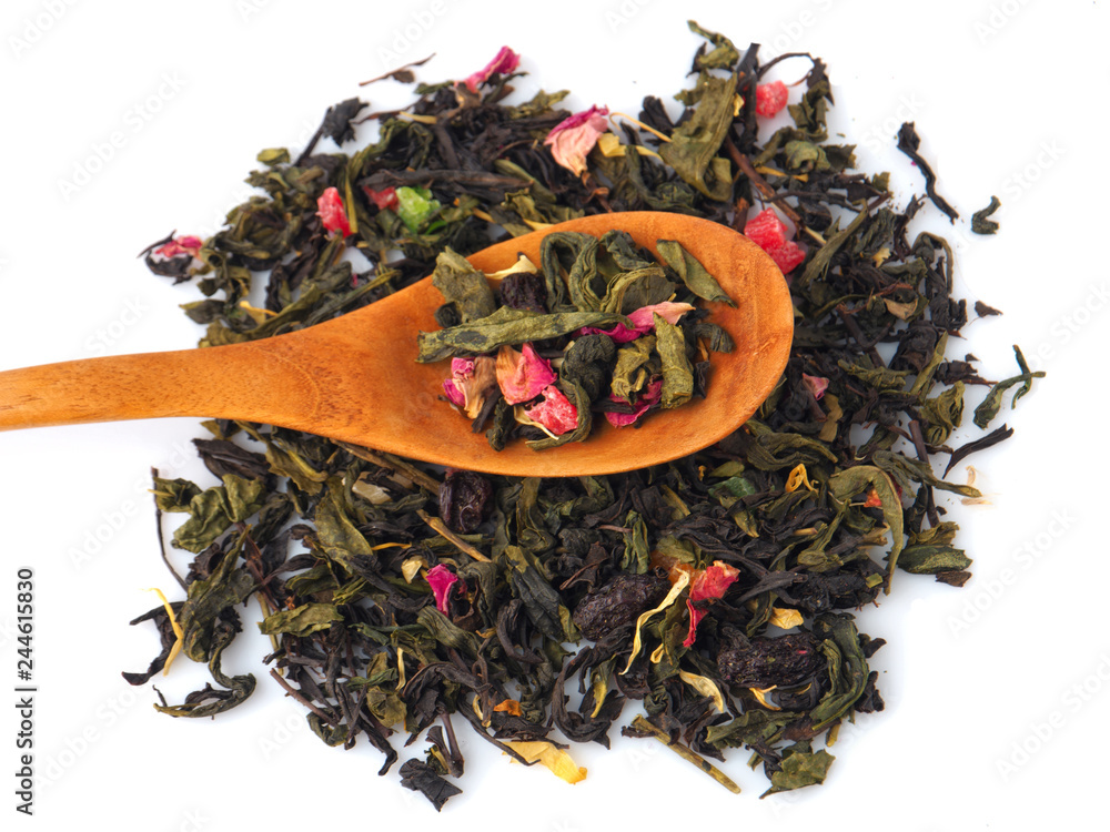 Fototapeta premium Dried green and black tea in a wooden spoon.