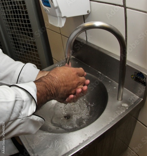 Procedimento Correto de lavar as Mãos Evitando Contaminação photo