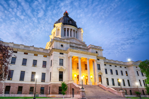 Canvastavla South Dakota Capital Building at night in Pierre, SD