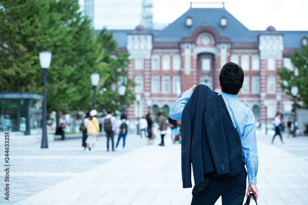 Obraz premium 外を歩くビジネスマン