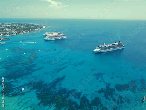 ケイマン諸島のジョージタウンの海の空撮 © ADOS