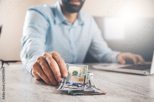 Canvas-taulu man hand money