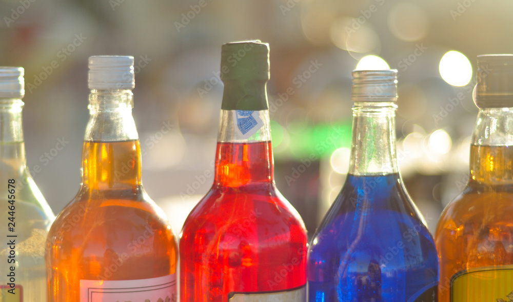 botellas coloridas bajo el sol botellas coloridas bajo el sol
