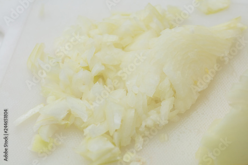 玉ねぎ みじん切り タマネギ 白い 白い背景 野菜 食べ物 玉葱 白バック 食材 料理 たまねぎ コピースペース 白 人物 白背景 玉ネギ 人参 調理 イメージ 背景 皿 明るい フレッシュ バックグラウンド 素材 さわやか キッチン 背景素材 家庭料理 新鮮 アップ 健康 食事 台所