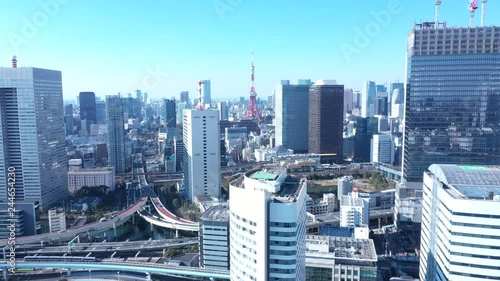 大きなビルと交通網がある都市の景色