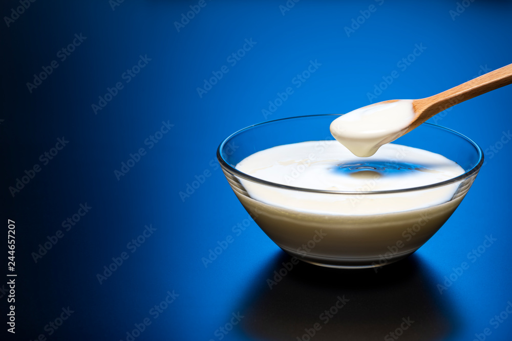 ヨーグルトを食べる ヨーグルトを食べる