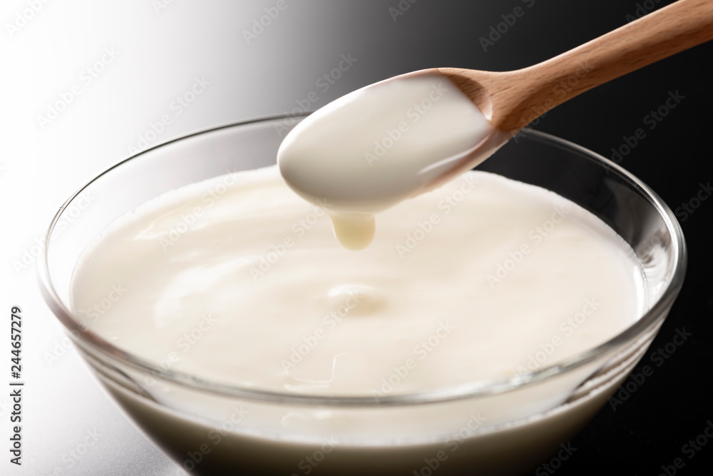 ヨーグルトをスプーンで掬う