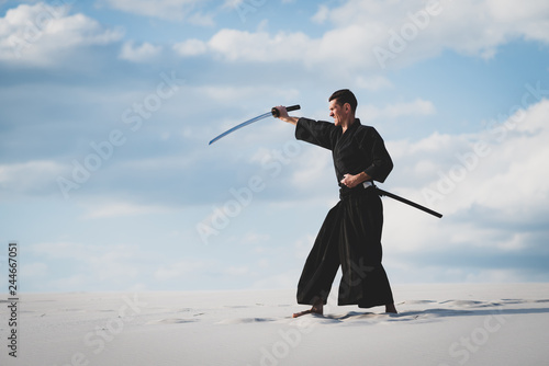 Obraz na płótnie Man training martial arts in desert w salonie