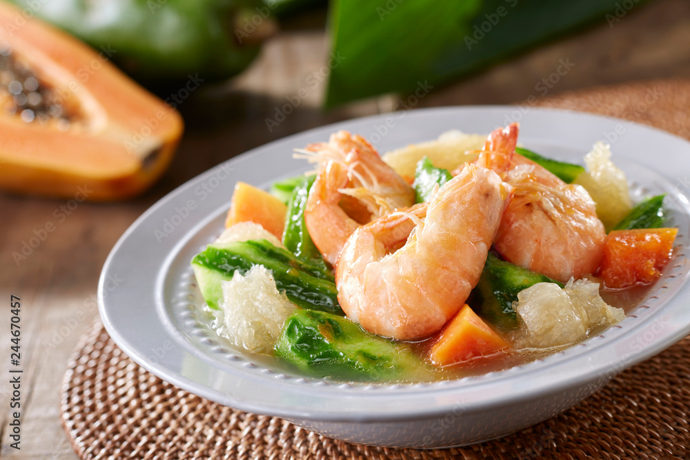 Delicious Chinese cuisine, fresh shrimp and Luffa soup
Delicious Chinese cuisine, fresh shrimp and Luffa soup