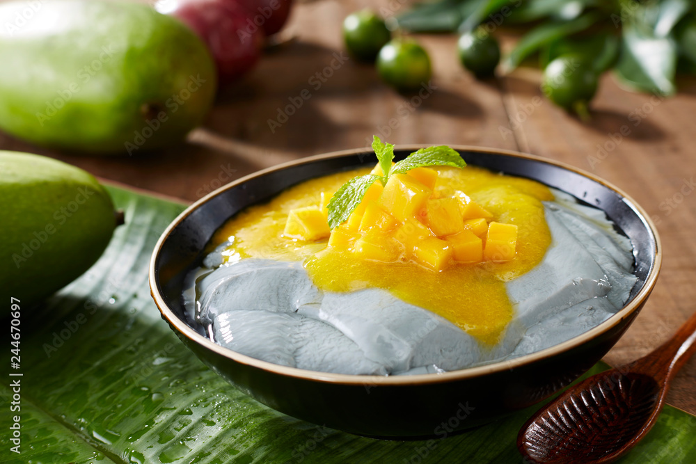 A delicious dessert, mango and black bean curd
A delicious dessert, mango and black bean curd