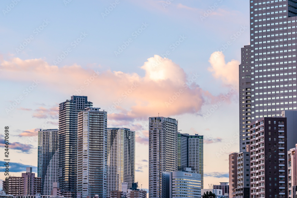 早朝の高層マンション群　The sky at daybreak in Tokyo, Japan