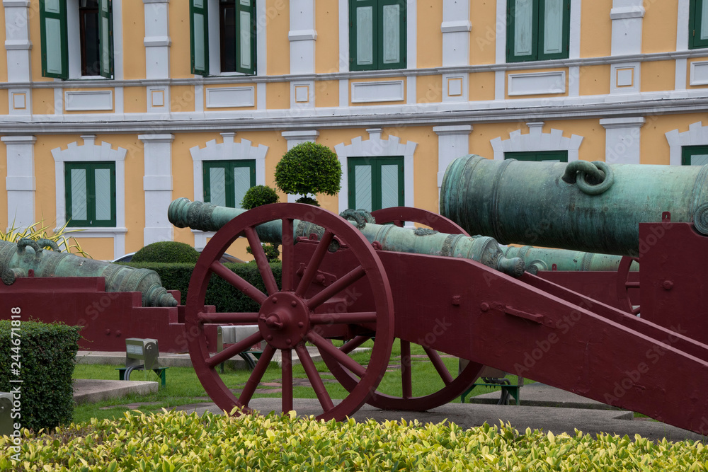 Cannons in front of the Ministry of Defense