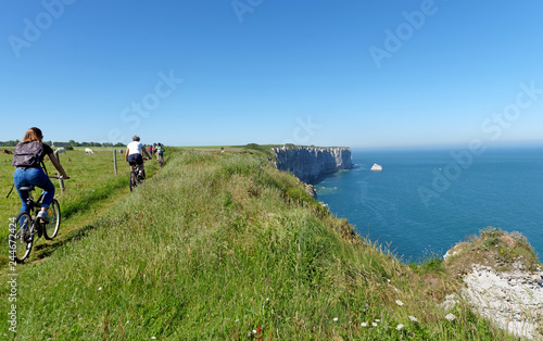 cyclistes sur les falaises d' Etretat en Normandie