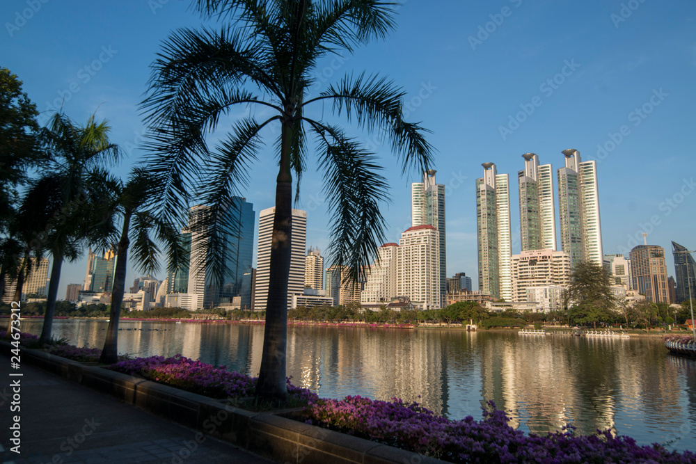 Obraz premium THAILAND BANGKOK RATCHADA LAKE SKYLINE