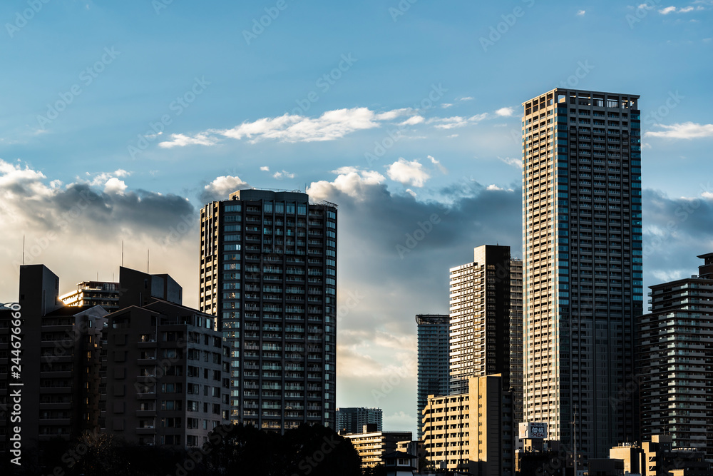 早朝の高層マンション群　The sky at daybreak in Tokyo, Japan