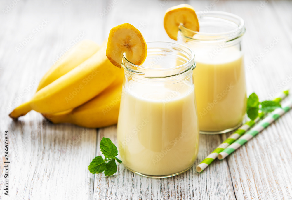 Banana yogurt and fresh bananas