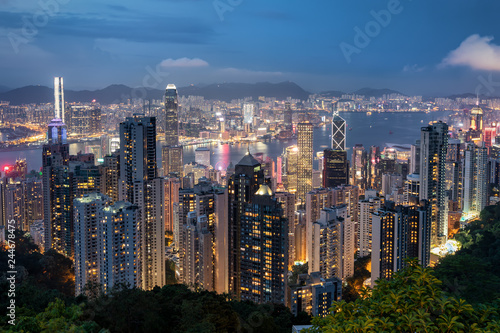 Blick auf die beleuchtete Skyline von Hongkong ab Abend